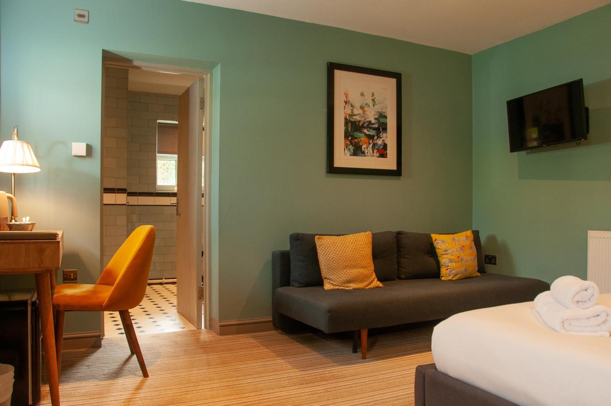 The Cowdray Arms Bed & Breakfast Worth  Ngoại thất bức ảnh